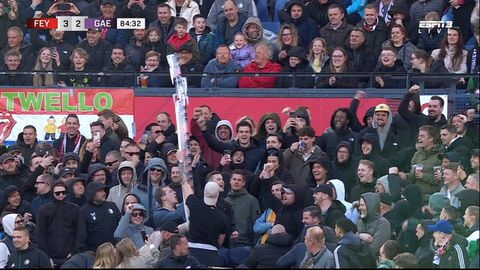 Feyenoord-fans afgeleid door bijzondere actie op de tribunes tijdens spannende slotfase in cruciaal duel