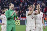 Thomas Müller (rechts) bedankt het publiek © Getty Images