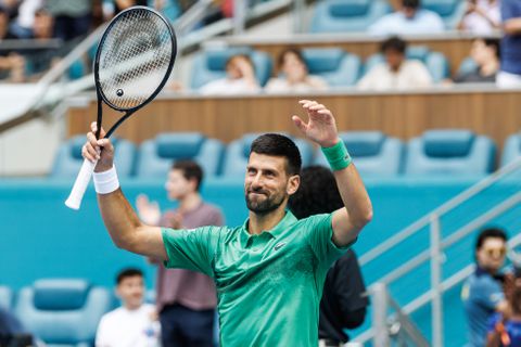 Na foto met Lionel Messi loopt Novak Djokovic nu voetballegende van ander kaliber tegen het lijf