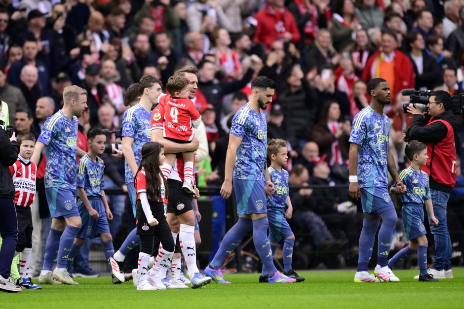 Luuk de Jong moet kleine mascotte troosten na knallende opkomst PSV - Ajax