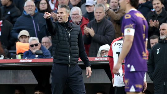 'Emotionele' Robin van Persie straalt bij Feyenoord: gebalde vuisten, vaderlijk voetbaladvies en een bulderende John de Wolf