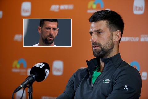 Grote zorgen om Novak Djokovic: toptennisser verschijnt met enorme zwelling op de baan in historische finale