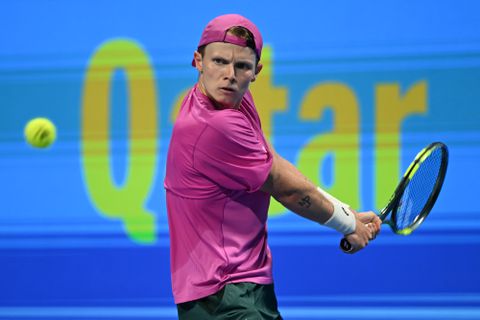 Nieuwe klap voor tennisser Jesper de Jong: Nederlander maakt pijnlijke duikeling door frustrerende nederlaag