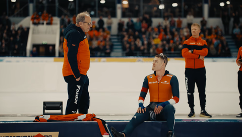 Beelden van boze Joep Wennemars duiken op na dramatisch schaatsmoment: 'Waarom moet het nou weer zo uitkomen...'