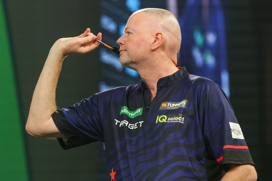 Topdarter Raymond van Barneveld vindt met lach op zijn gezicht vorm terug