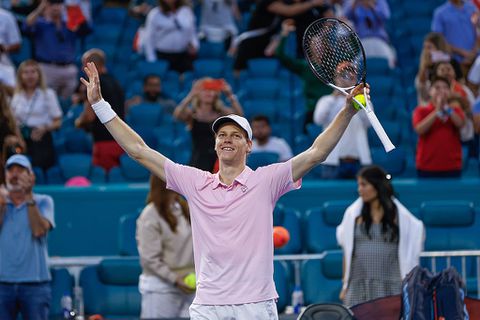 Toptennisser Jannik Sinner treedt na uren vertraging in de voetsporen van legende Roger Federer