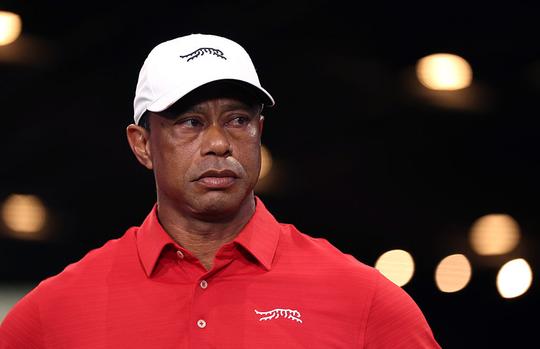 Sporticoon Tiger Woods geeft na zwaar ongeluk teken van leven en herdenkt zijn vader