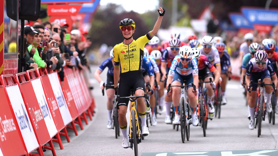 Marianne Vos sprint met overmacht naar winst in derde etappe Vuelta