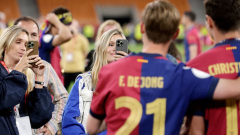 Mikky Kiemeney extra close met spelersvrouw van pechvogel FC Barcelona tijdens speciaal feest