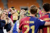 Mikky Kiemeney en Katrine Christensen (links) leggen hun mannen vast na de bekerwinst van FC Barcelona. ©Getty Images