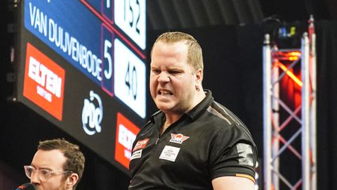 Advies voor Nederlandse topdarter na opvallende actie: 'Hij moet dat soort dingen aanpakken'