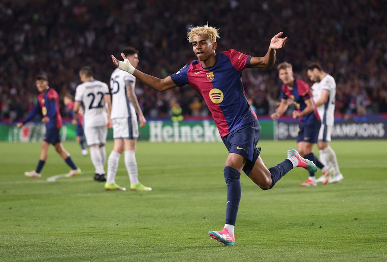 LIVE Champions League | Lamine Yamal scoort piekfijn doelpunt tijdens jubileumwedstrijd na masterclass Dumfries