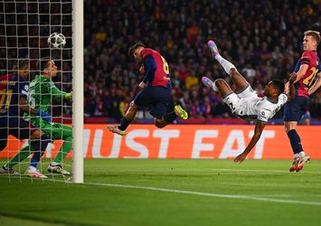 Weergaloze Denzel Dumfries drukt stempel op historische halve finale Champions League met Frenkie de Jong