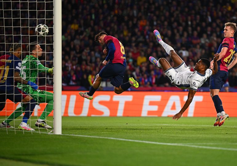 Denzel Dumfries treedt in voetsporen van Oranje-legende tijdens Champions League-spektakel