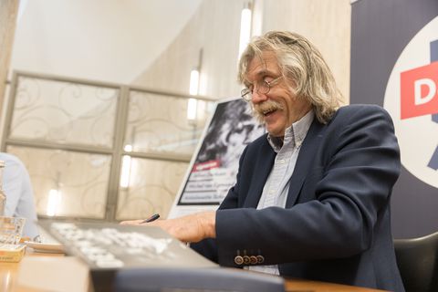 Johan Derksen openhartig over financiële situatie: 'Toen ik stopte, had ik geen cent overgehouden'
