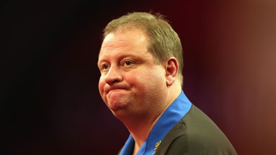 Vroegere WK-tegenstander Raymond van Barneveld krijgt torenhoge schorsing van elf (!) jaar
