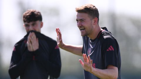 Matthijs de Ligt verschijnt met grote glimlach bij Manchester United