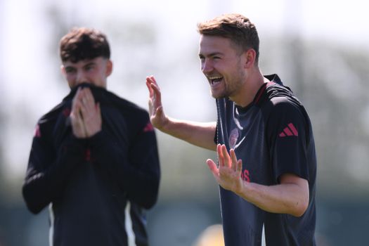 Matthijs de Ligt verschijnt met grote glimlach bij Manchester United