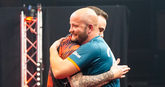 Thibault Tricole valt Joe Cullen in de armen nadat de darters een schandalige leg gooiden. ©PDC