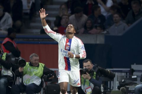 Toptalent (19) wordt voor het eerst vader en heeft opmerkelijke wens: 'Voetbal is geen prettige plek'