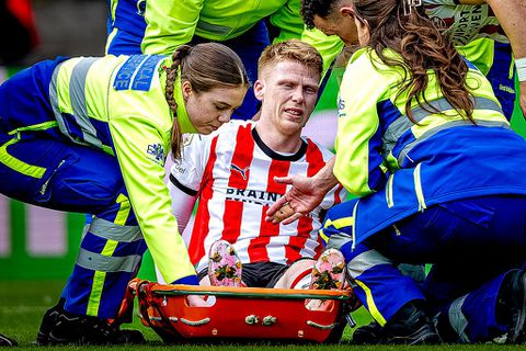 Ernstige blessure Jerdy Schouten (PSV) zorgt voor probleem thuis: 'Dat is voor haar ook heel lastig'
