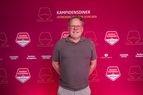 Voetbaltrainer Henk de Jong (61) openhartig over emotioneel afscheid van moeder: 'Och jongen, echt niet normaal'