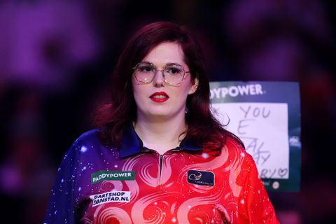 Veelbesproken Nederlandse dartster (29) laat na weken stilte weer van zich horen: 'Het doet nog altijd pijn'