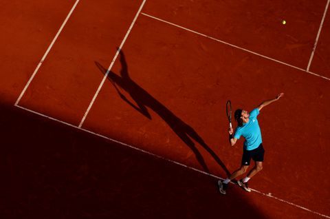 Toptennisser zakt naar de grond op Madrid Open na harde uithaal Stefanos Tsitsipas