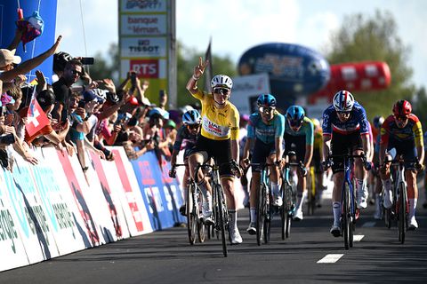 Tadej Pogacar overkomt opmerkelijk probleem en laat zien zelfs massasprint te kunnen winnen