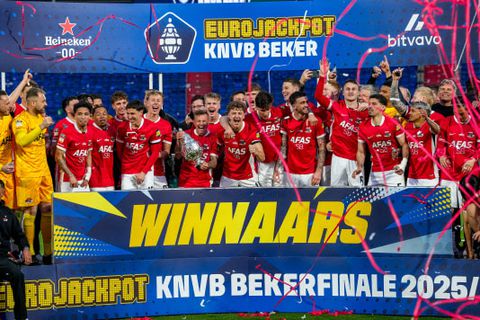 AZ haalt recordbedrag op met bekerfinale-shirts: duizenden euro's geboden op 'stukje sportgeschiedenis'