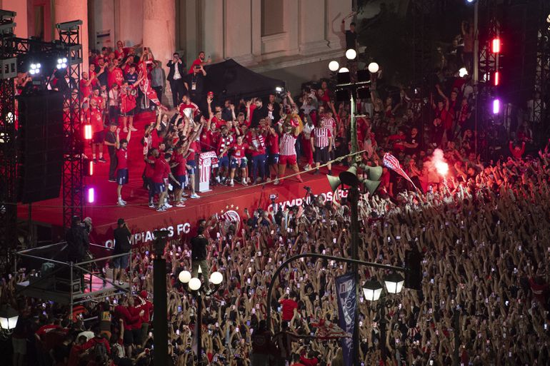 Olympiakos viert historische Conference League-winst met duizenden fans: 'Niemand zal slapen'
