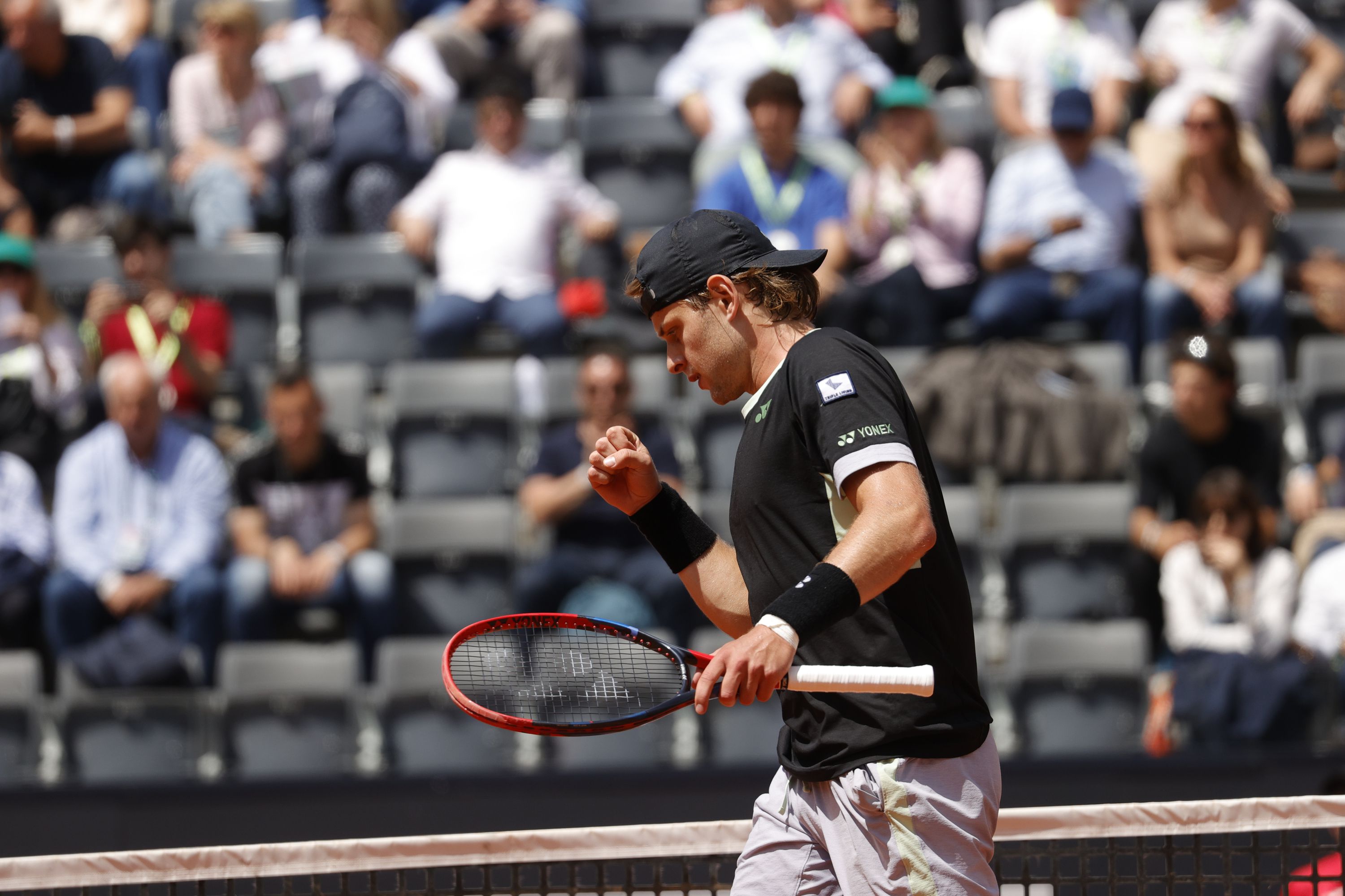 Belgische Tennissensatie Maakt Publiek Op Roland Garros Gek: 'Waar Is ...