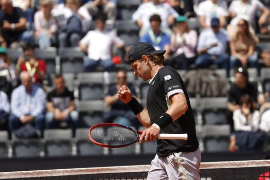 Belgische tennissensatie maakt publiek op Roland Garros gek: 'Waar is dat feestje?'