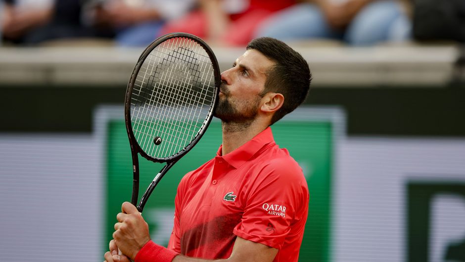 Bezorgde toptennisser Novak Djokovic krijgt slecht nieuws op Roland Garros: 'Hij ligt in het ziekenhuis'