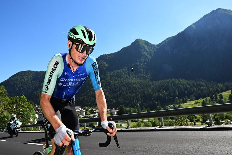 Fransman soleert naar winst in loodzware etappe Giro d'Italia, échte klassementsstrijd wacht morgen image