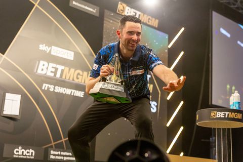 Premier League Darts-winnaar Luke Humphries pakt torenhoog bedrag aan prijzengeld, Luke Littler casht ook flink
