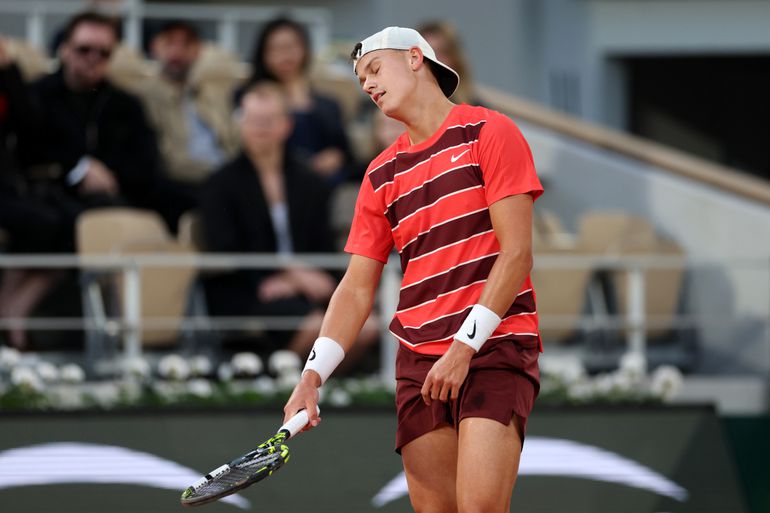 Gefrustreerde toptennisser eist vertrek van toeschouwer en zorgt voor opmerkelijk moment