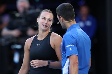 Tennislegende Novak Djokovic heeft intiem onderonsje met andere vrouw: 'Hij geniet ervan!'