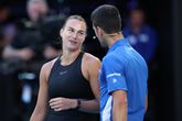 Tennislegende Novak Djokovic heeft intiem onderonsje met andere vrouw: 'Hij geniet ervan!'
