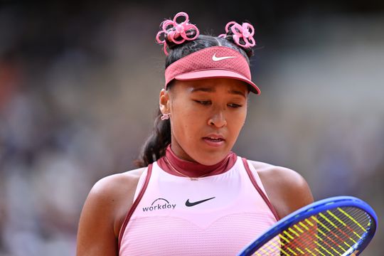 Toptennisster toont heftige handblessure en overweegt tijdelijk te stoppen met tennis