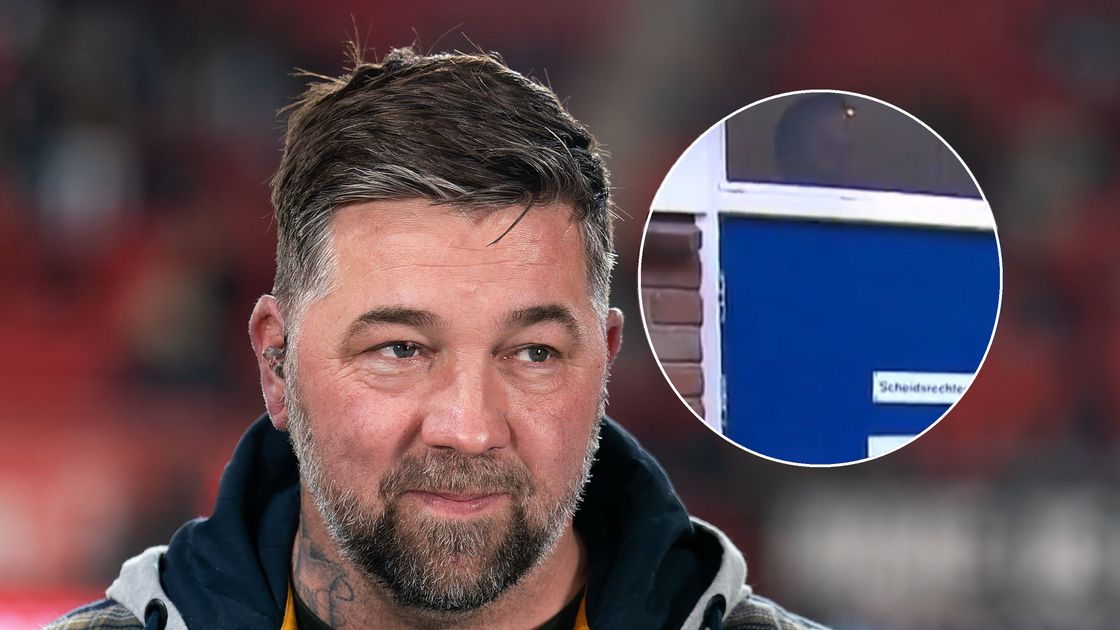 Oud-topvoetballer Theo Janssen sluit scheids Bas Nijhuis op en krijgt vervolgens de volle laag