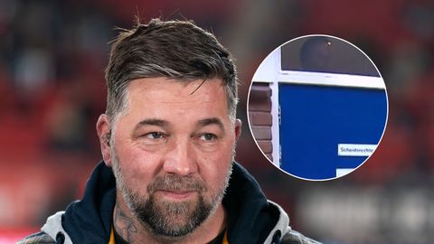 Oud-topvoetballer Theo Janssen sluit scheids Bas Nijhuis op en krijgt vervolgens de volle laag