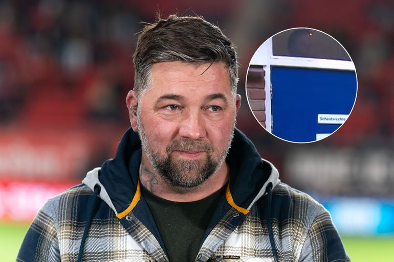 Oud-topvoetballer Theo Janssen sluit scheids Bas Nijhuis op en krijgt vervolgens de volle laag