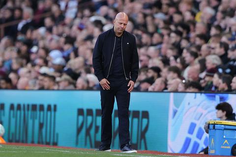 Arne Slot volgens Engelse media 'met tegenzin ontslagen' bij Liverpool: 'Liet te wensen over'