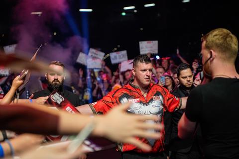 Topdarter laat fans links liggen na nieuw 'boe-festijn' bij Euro Tour
