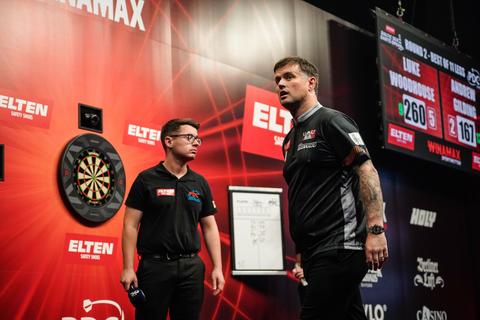 Veiligheid in gevaar? Dartspartij om bijzondere reden stilgelegd op Euro Tour