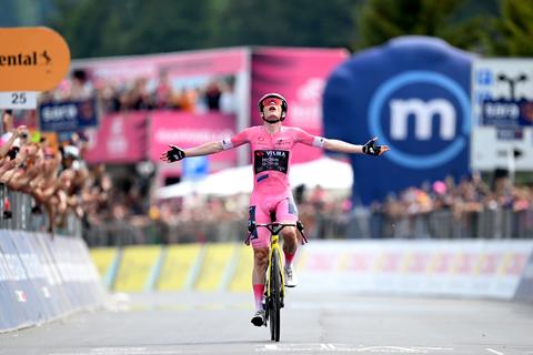 Jonas Vingegaard voltooit trilogie in Giro d'Italia op imposante wijze, Thymen Arensman loopt podium mis