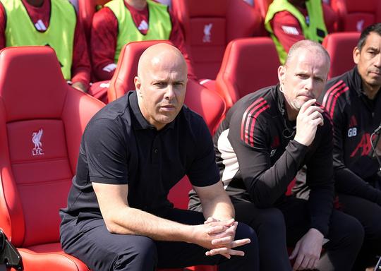 Bom barst bij Liverpool: Arne Slot (47) vertrekt per direct