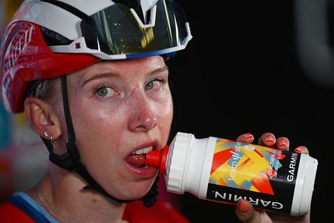 Keiharde klap voor topwielrenster Lorena Wiebes: zege in Giro afgepakt en uit koers gezet