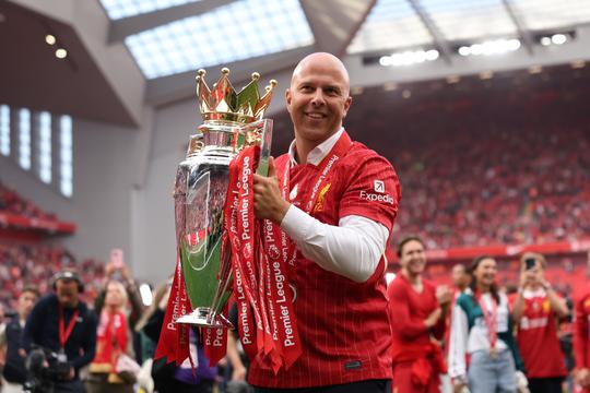 Speciaal dankwoord voor vertrekkende Arne Slot van Liverpool: 'Dat zegt veel over de persoon die hij is'